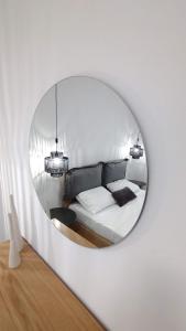 een slaapkamer met een ronde spiegel in een witte kamer bij Chania Locals in Chania