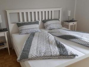 1 dormitorio con 2 camas con almohadas en FeWo Wittesand en Wangerland