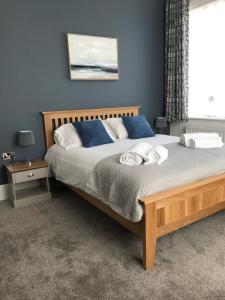 1 dormitorio con 1 cama con 2 toallas en The queens head, en Newbiggin-by-the-Sea