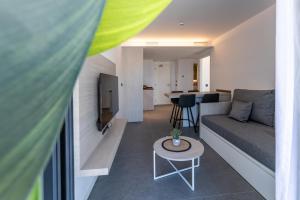 uma sala de estar com um sofá e uma mesa em Art Apartments em Castelldefels