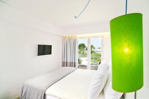 Кровать или кровати в номере Marathon Beach Resort