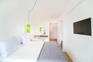 Кровать или кровати в номере Marathon Beach Resort
