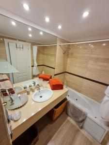 łazienka z umywalką i wanną w obiekcie Apartamento de lujo en La Isla del Fraile w mieście Águilas