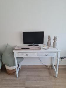 Telewizja i/lub zestaw kina domowego w obiekcie Apartamento de lujo en La Isla del Fraile