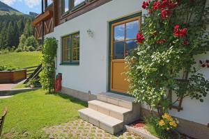 A garden outside Haus Diamant by Schladming-Appartements