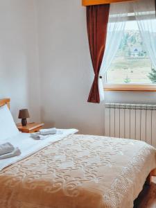 Llit o llits en una habitació de Apartmani Stari Gaj