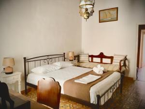 Un pat sau paturi într-o cameră la Lotzia House