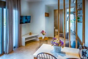 Televízia a/alebo spoločenská miestnosť v ubytovaní Kipos Suites & Apartments
