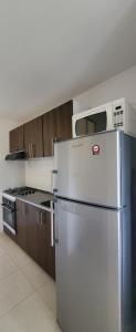 Kuchyň nebo kuchyňský kout v ubytování LINDO APARTAMENTO AMOBLADO, Norte de Neiva