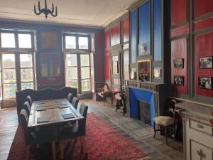 salon ze stołem i kominkiem w obiekcie Le Chateau w mieście Châteauponsac