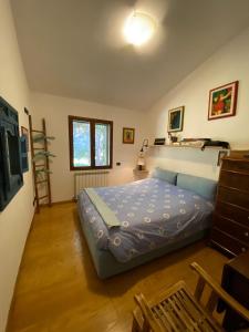 una camera con un grande letto di Casa ai Poggi dell'Argentario a Orbetello