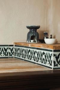 una encimera con azulejos blancos y negros. en Fery & Nico, en Granada