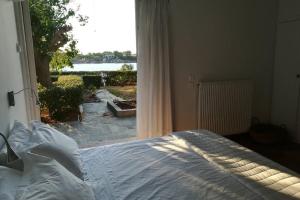 Postel nebo postele na pokoji v ubytování Pine tree beachfront villa