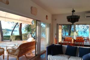 Posezení v ubytování Pine tree beachfront villa