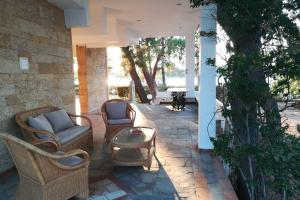 Posezení v ubytování Pine tree beachfront villa