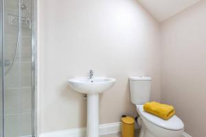 Gallery image of The Cumbria House 5 bedroom House Stay in London