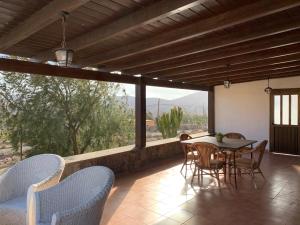 d'une terrasse avec une table et des chaises et une vue. dans l'établissement El Remanso, à Pájara