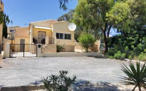 una casa con cancello e vialetto di Villa Rosa Ferienhaus Costa Blanca La Marina San Fulgencio Alicante a La Marina