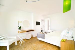 Кровать или кровати в номере Marathon Beach Resort