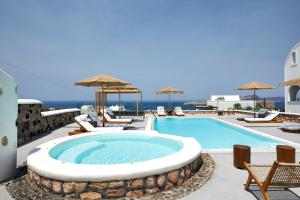 Басейн в Symmetry Suites або поблизу