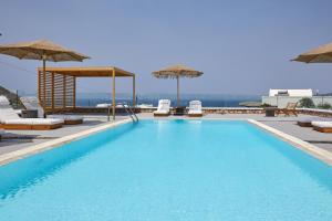 Басейн в Symmetry Suites або поблизу