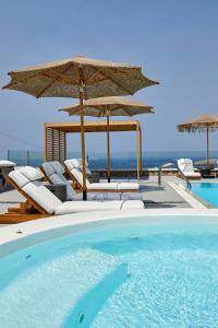 Басейн в Symmetry Suites або поблизу