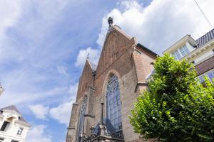 uma grande igreja de tijolos com uma janela do lado em Citystays Deventer em Deventer