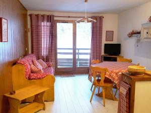 een woonkamer met een tafel en een eetkamer bij Appartement La Tania, 3 pièces, 7 personnes - FR-1-513-38 in La Tania