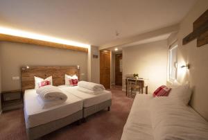 Un pat sau paturi într-o cameră la Hôtel Restaurant Valneige