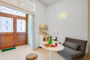 een woonkamer met een bank en een tafel bij MADAME BARI' Suite Apt in the heart of Bari in Bari