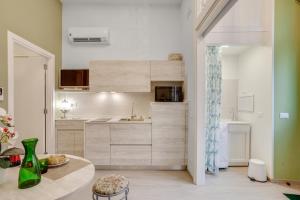 A kitchen or kitchenette at MADAME BARI' Suite Apt in the heart of Bari