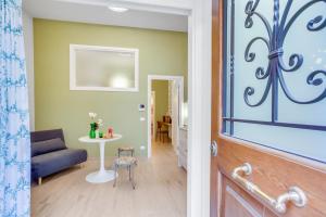 A seating area at MADAME BARI' Suite Apt in the heart of Bari Még 25 kép