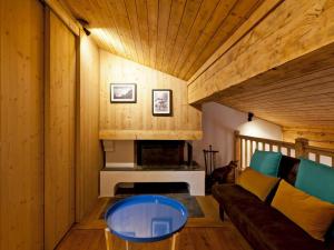 Saint-Bon-TarentaiseにあるAppartement Courchevel, 2 pièces, 5 personnes - FR-1-514-2のリビングルーム(ソファ、暖炉付)