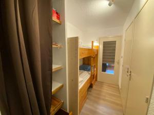 Appartement Montgenèvre, 2 pièces, 4 personnes - FR-1-445-159 في مونجينيفر: غرفة صغيرة مع سرير بطابقين وممر