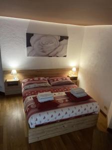 een slaapkamer met een bed met twee lampen erop bij Ski Paradise in Breuil-Cervinia