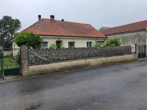 kamienny płot przed domem w obiekcie Domi et les chats w mieście Barbezières