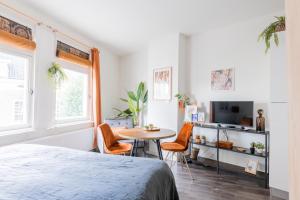 デーフェンターにあるCitystays Deventerのベッドとテーブルと椅子のある寝室