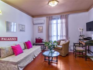 uma sala de estar com um sofá e uma mesa em Rimondi Boutique Hotel - Small Luxury Hotels of the World em Rethymno Town