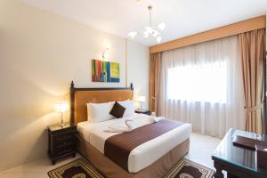 Кровать или кровати в номере Auris Boutique Hotel Apartments - AlBarsha