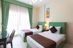 Un pat sau paturi într-o cameră la Auris Boutique Hotel Apartments - AlBarsha