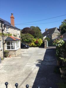 eine leere Straße in einem Dorf mit Häusern in der Unterkunft The Annex, Tregoddick Barn in Penzance