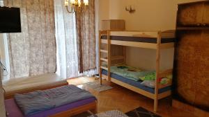 Tanie Noclegi Mieszkanka tesisinde bir ranza yatağı veya ranza yatakları