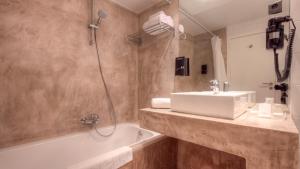 Koupelna v ubytování Hotel St James + 25 fotografií
