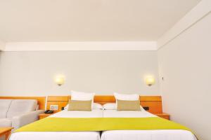 Posteľ alebo postele v izbe v ubytovaní Gloria Palace Amadores Thalasso & Hotel
