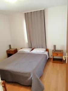 een kleine slaapkamer met een bed en een raam bij Pet friendly Apartments Licul in Rabac
