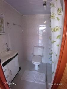 Ванная комната в Chalé Madeira Rústica