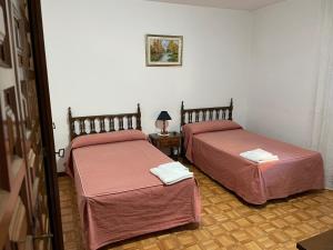 Hostal Restaurante Luz de Luna tesisinde bir odada yatak veya yataklar