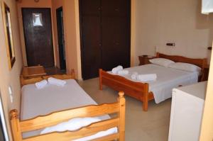 Llit o llits en una habitació de Arilla Beach Hotel