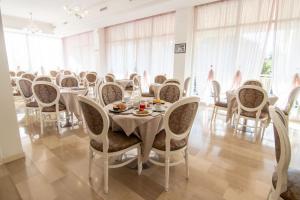 jadalnia ze stołem i krzesłami w obiekcie HOTEL ADRIA BEACH w Rimini
