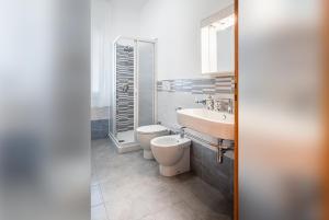 A bathroom at Villa DellAcqua